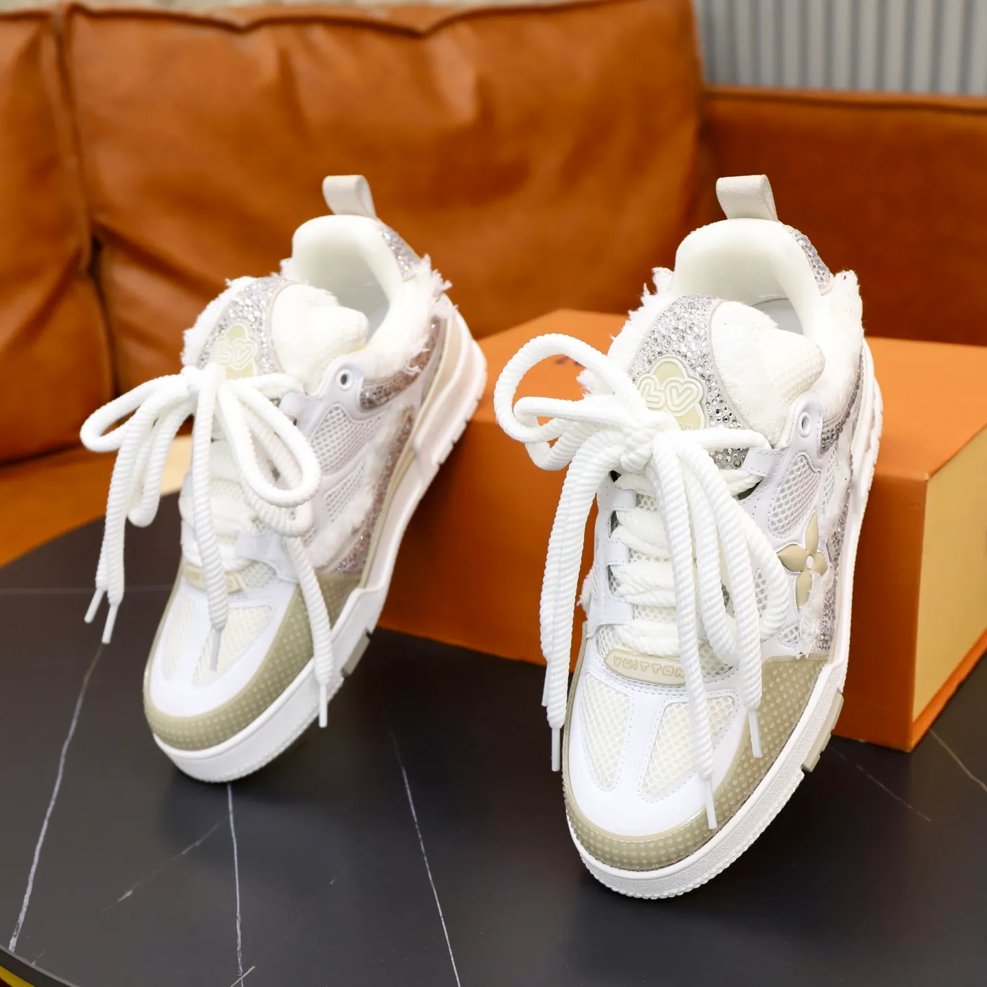 Ex-factory price: 860💰LV Couple👫Louis Vuitton TRAINER sneakers classic Louis Vuitton men's artistic director Virgil Abloh picked inspiration to create this LV Trainer sneaker. Yingze crystal inlays present a colorful effect. VS can be matched with two gorgeous effect colors. The LV letter logo badge on the tongue is gorgeous and noble. The LV letter is decorated on the side. The outsole is decorated with a Monogram flower pattern. It shows the trend of elegance and nobility! Men's and women's models: 35-46